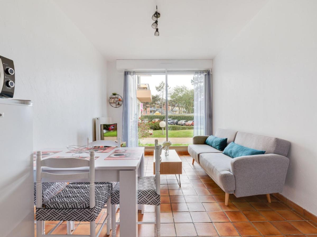Simplistic Holiday Home In Grandcamp With Garden Bagian luar foto