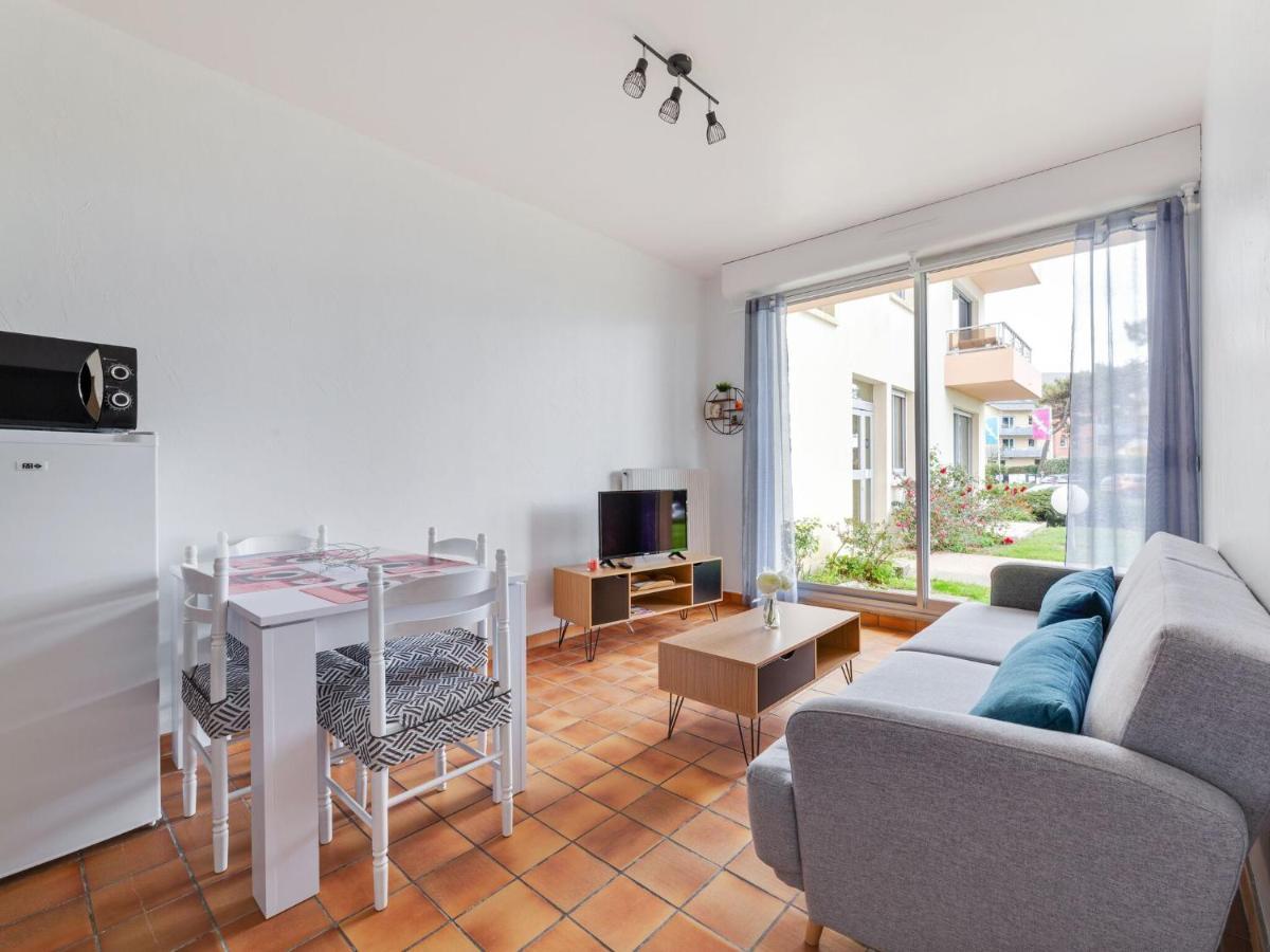 Simplistic Holiday Home In Grandcamp With Garden Bagian luar foto