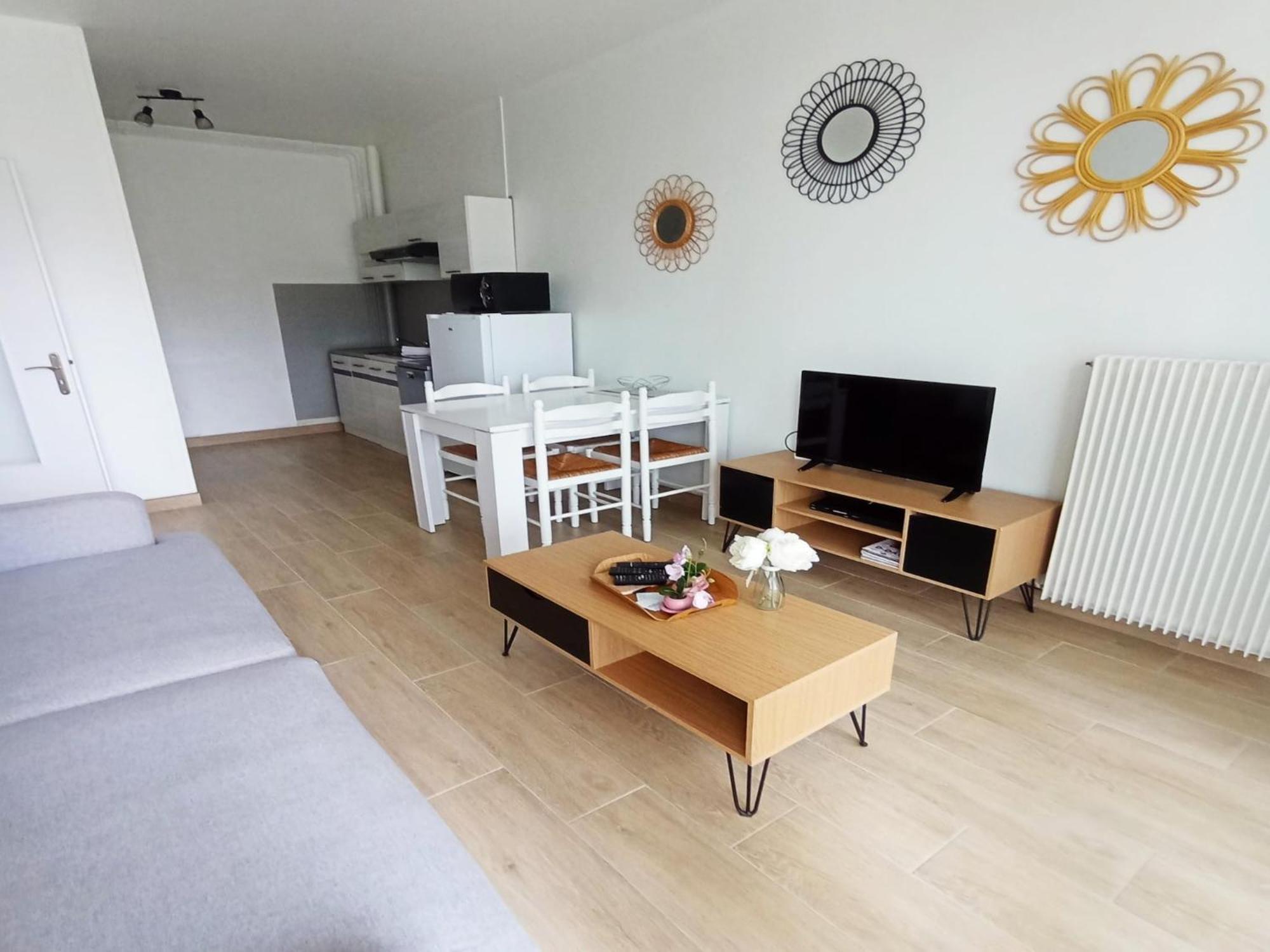 Simplistic Holiday Home In Grandcamp With Garden Bagian luar foto